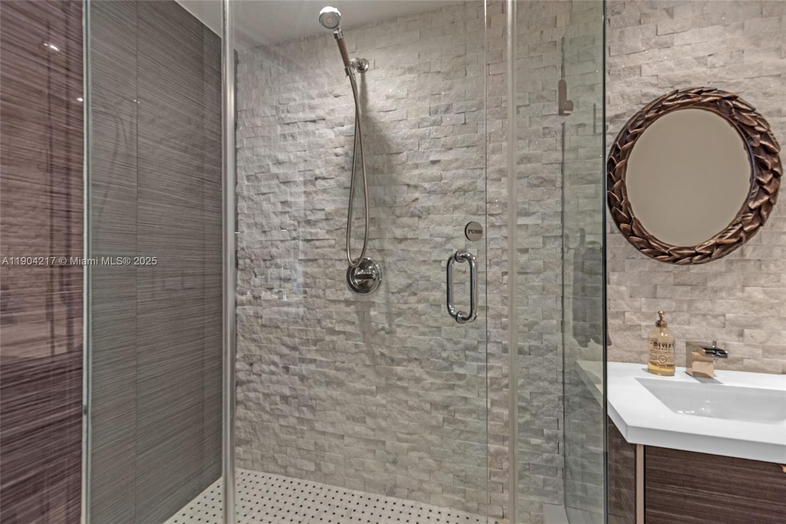 22N 2 / 2 870 sq. ft. $ 2025-10-28 0 Photo