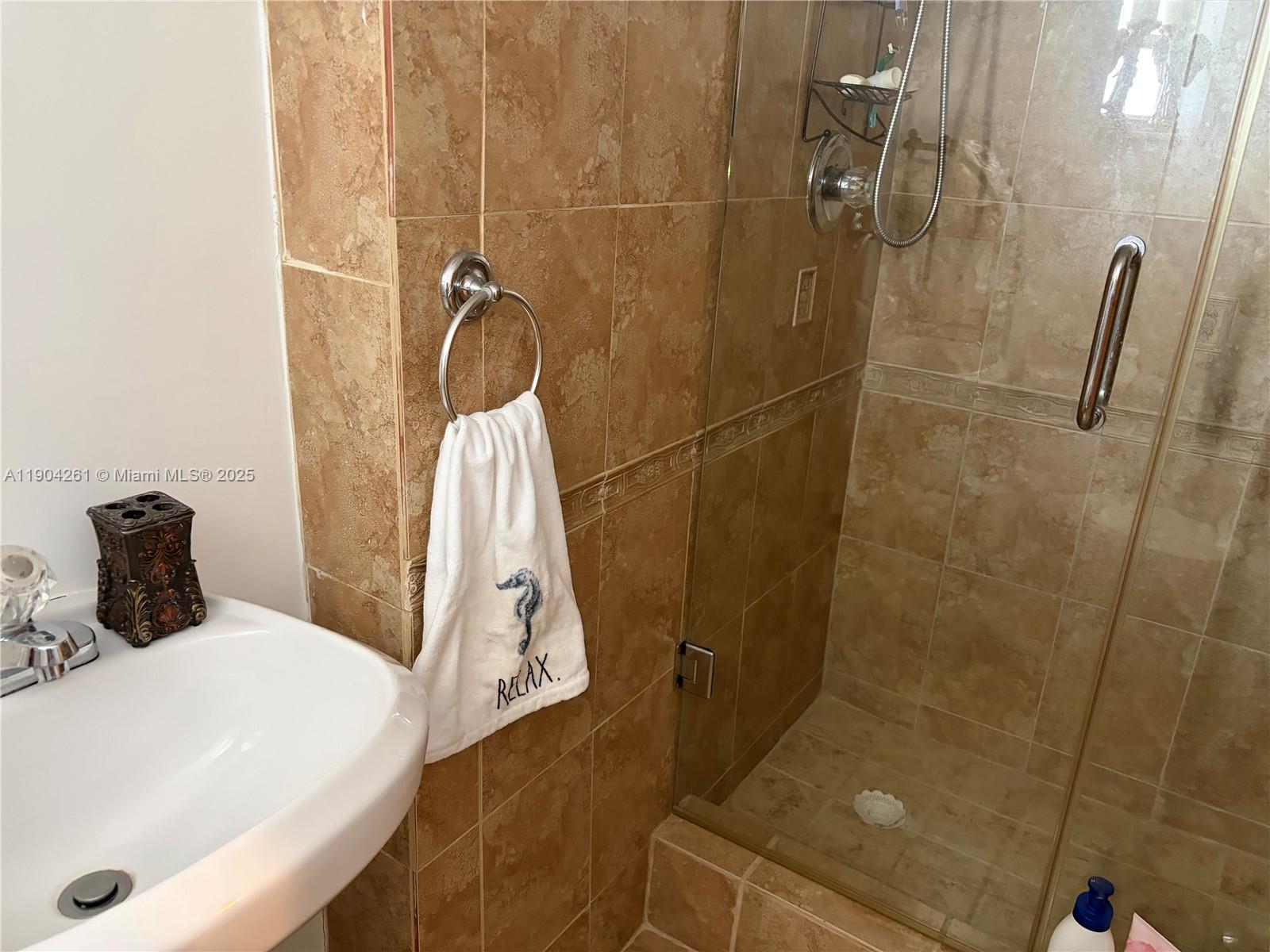 997 1 / 2 940 sq. ft. $ 2025-10-28 0 foto
