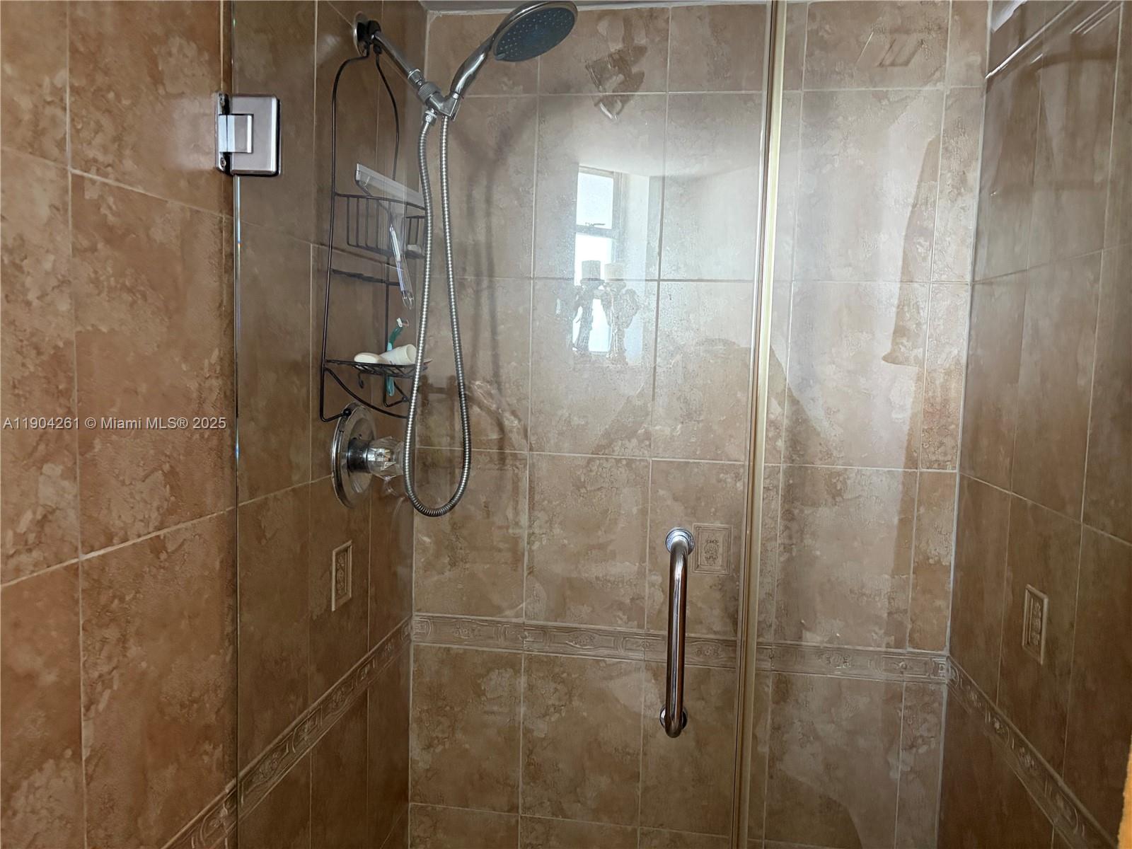 997 1 / 2 940 sq. ft. $ 2025-10-28 0 foto