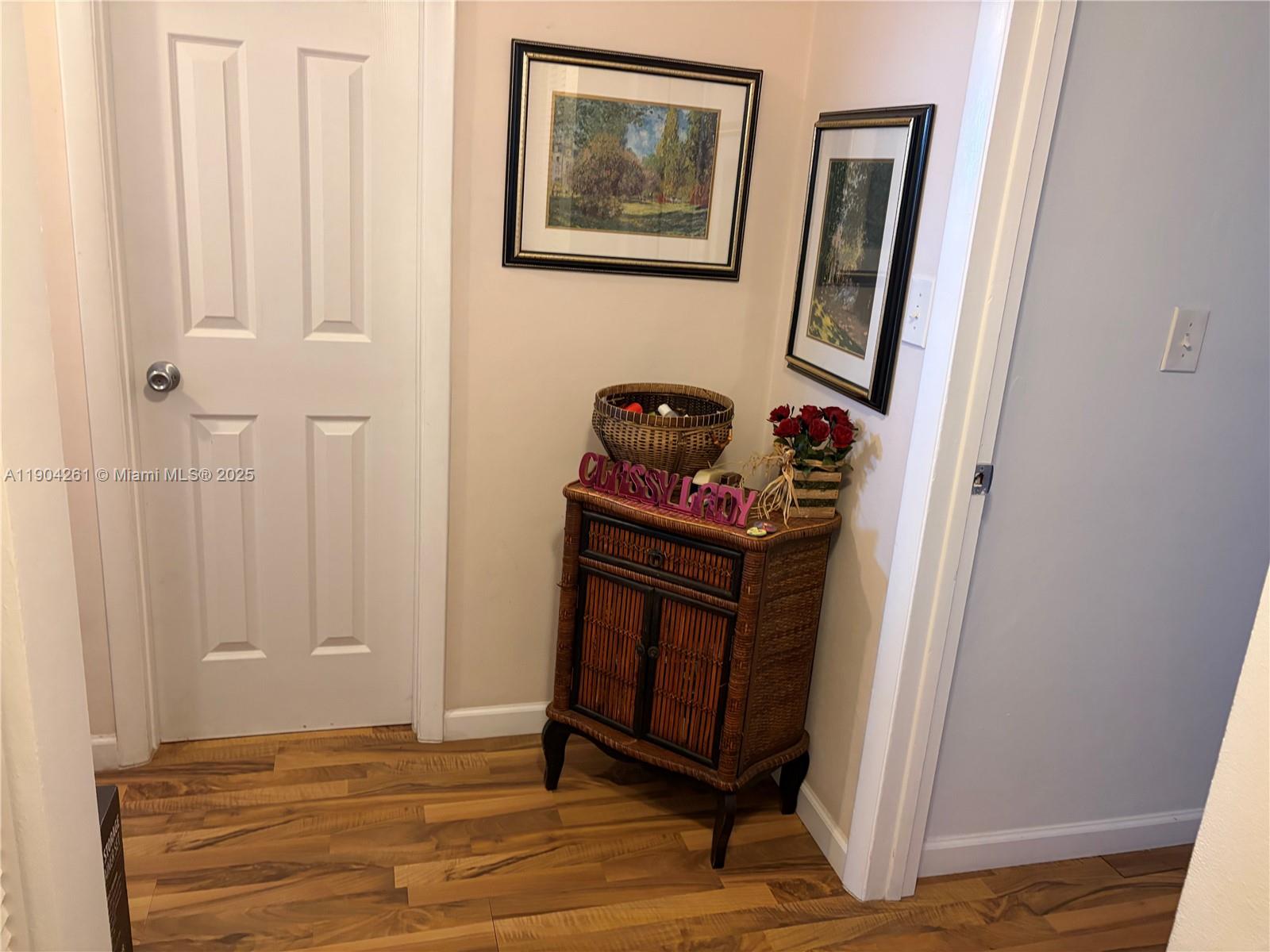 997 1 / 2 940 sq. ft. $ 2025-10-28 0 foto