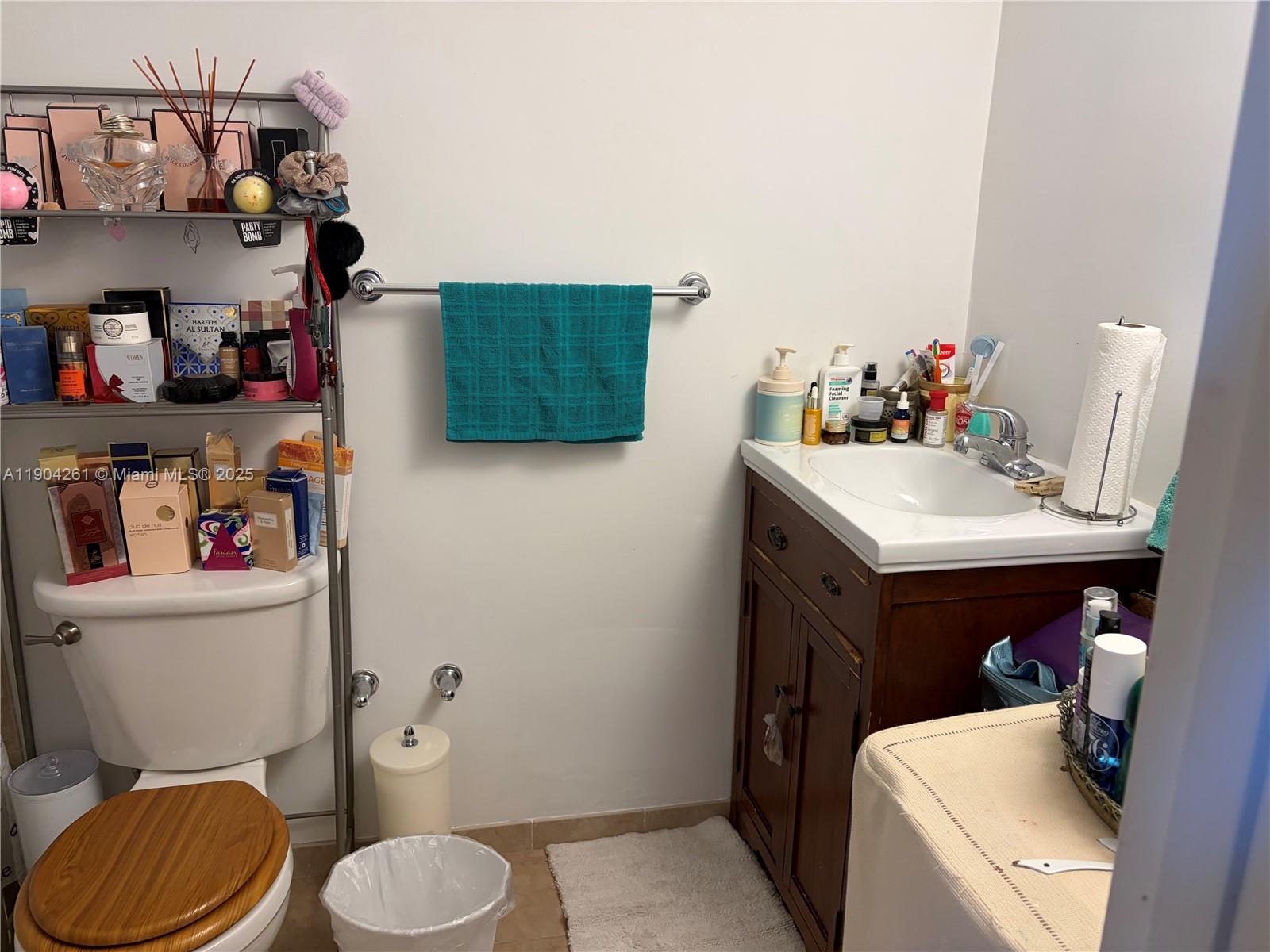 997 1 / 2 940 sq. ft. $ 2025-10-28 0 foto