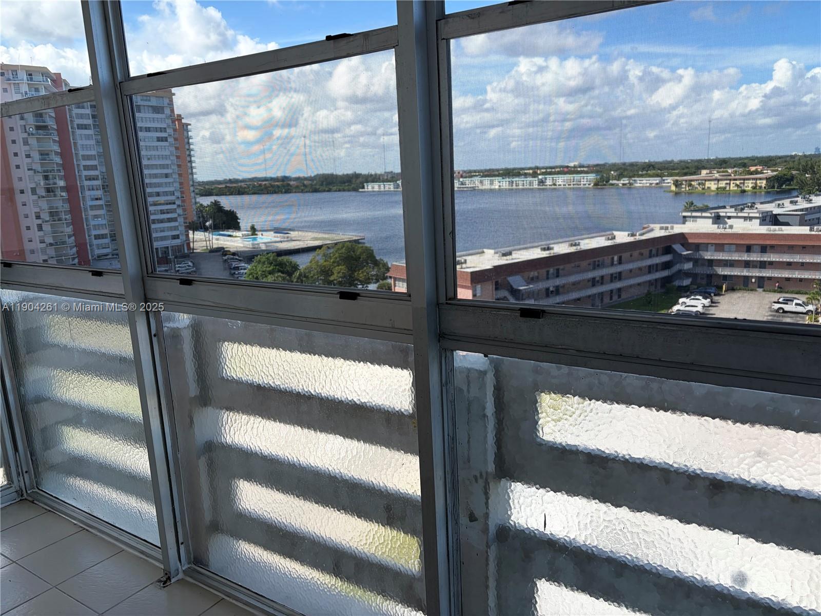 997 1 / 2 940 sq. ft. $ 2025-10-28 0 foto