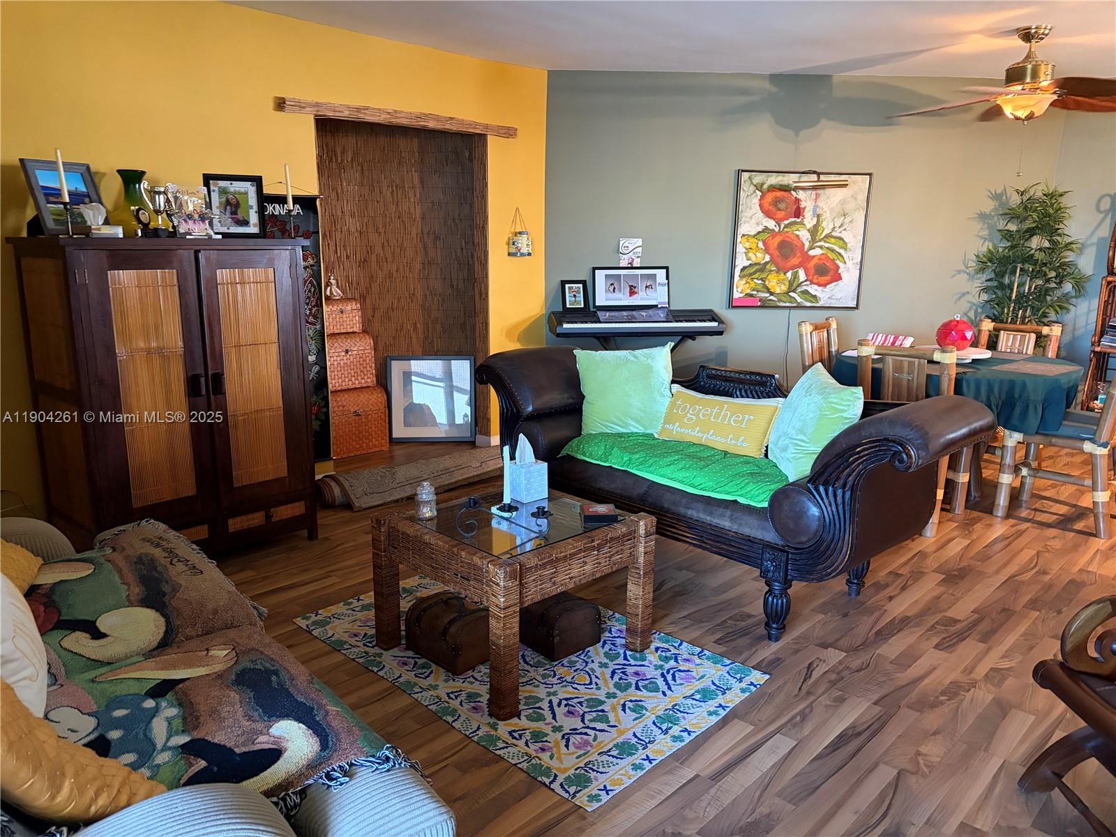 997 1 / 2 940 sq. ft. $ 2025-10-28 0 foto