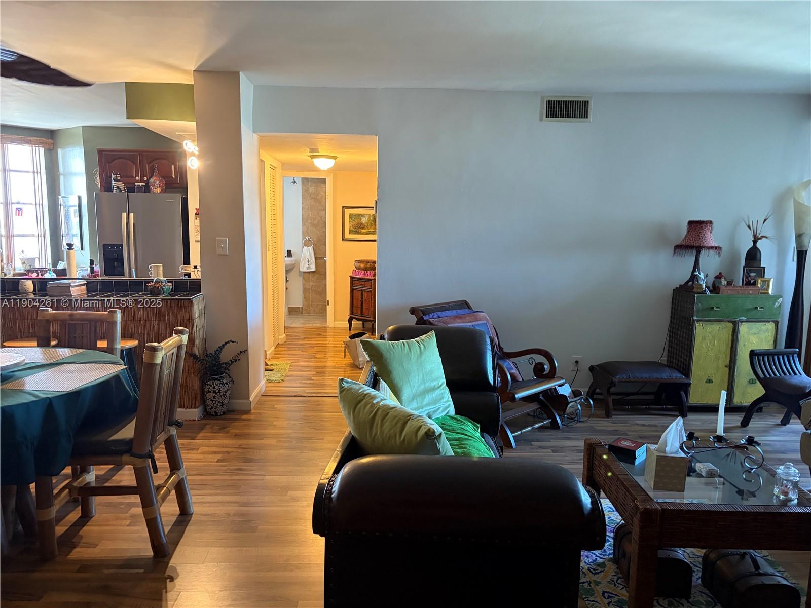 997 1 / 2 940 sq. ft. $ 2025-10-28 0 foto
