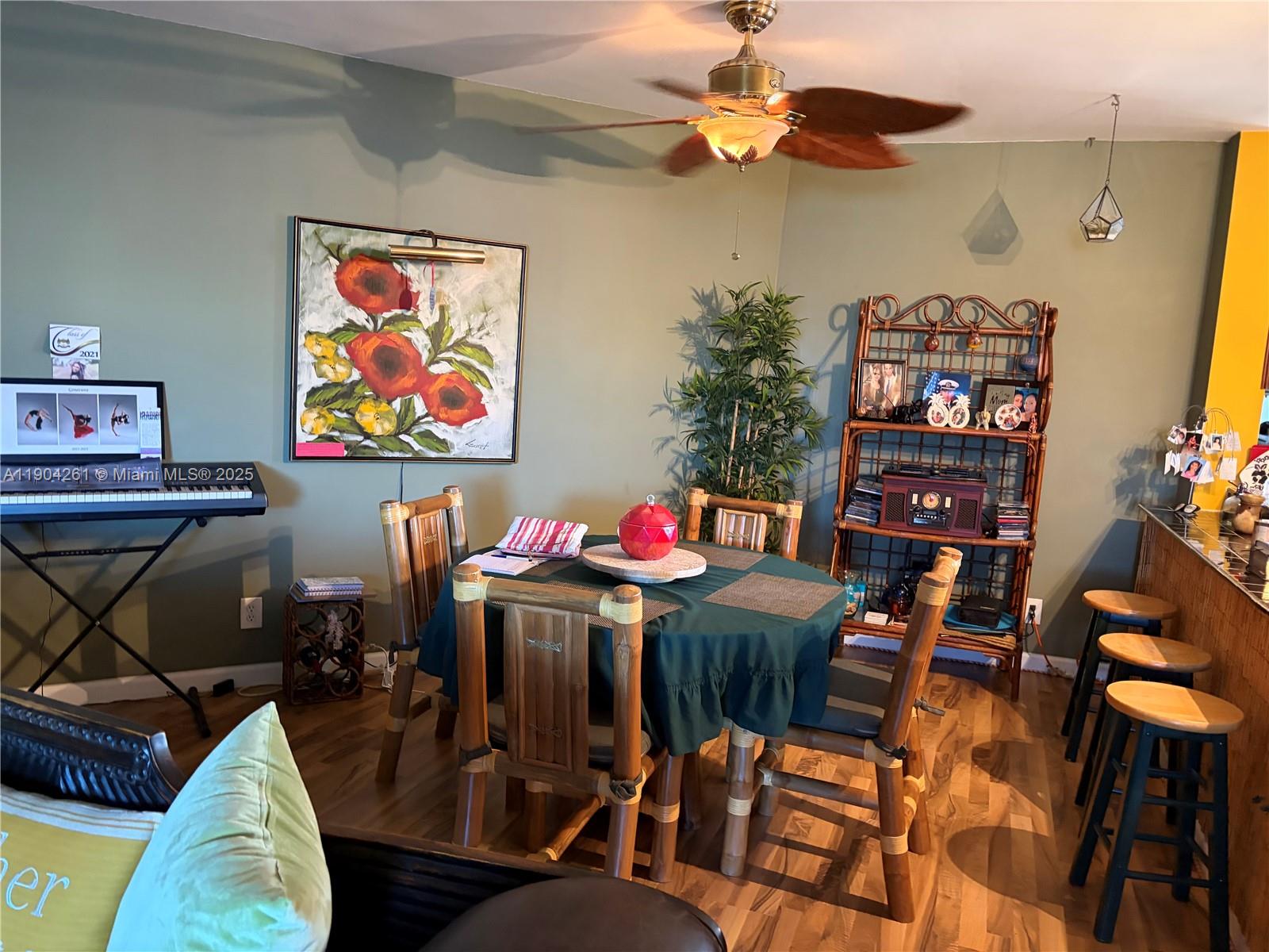 997 1 / 2 940 sq. ft. $ 2025-10-28 0 foto