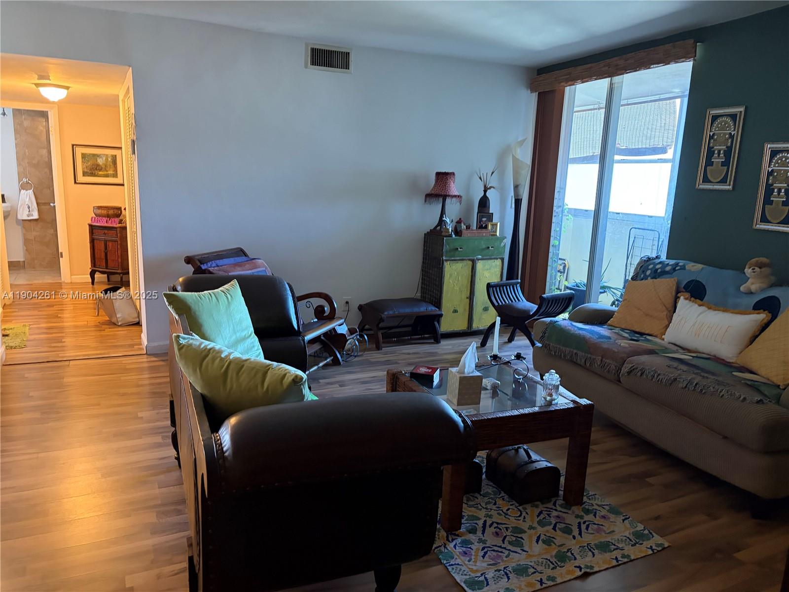997 1 / 2 940 sq. ft. $ 2025-10-28 0 foto