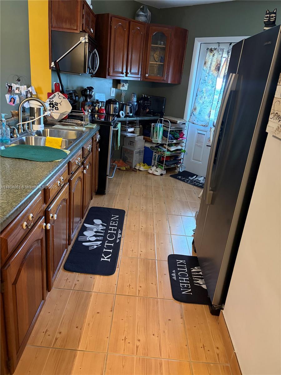 997 1 / 2 940 sq. ft. $ 2025-10-28 0 foto
