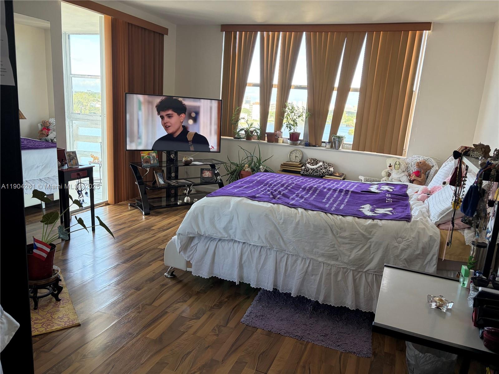 997 1 / 2 940 sq. ft. $ 2025-10-28 0 foto