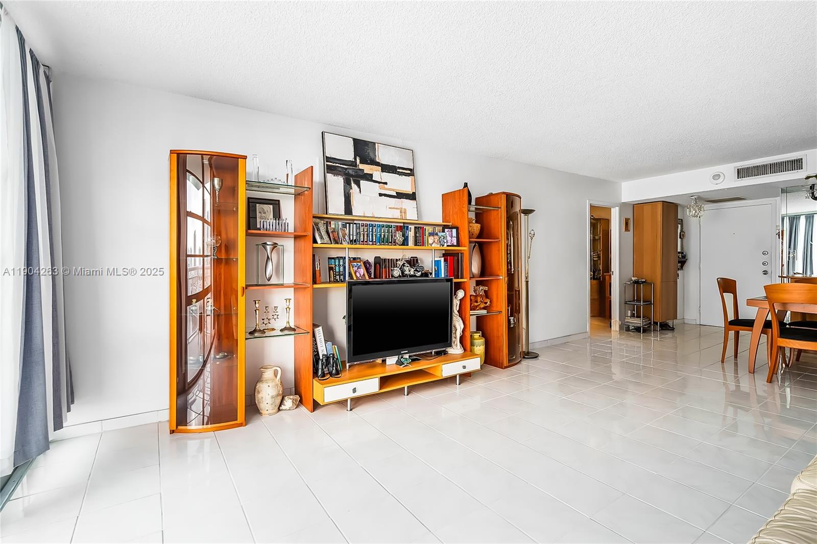 See details 2208 2 / 2 1233 sq. ft. $ 2025-10-28 0 Photo