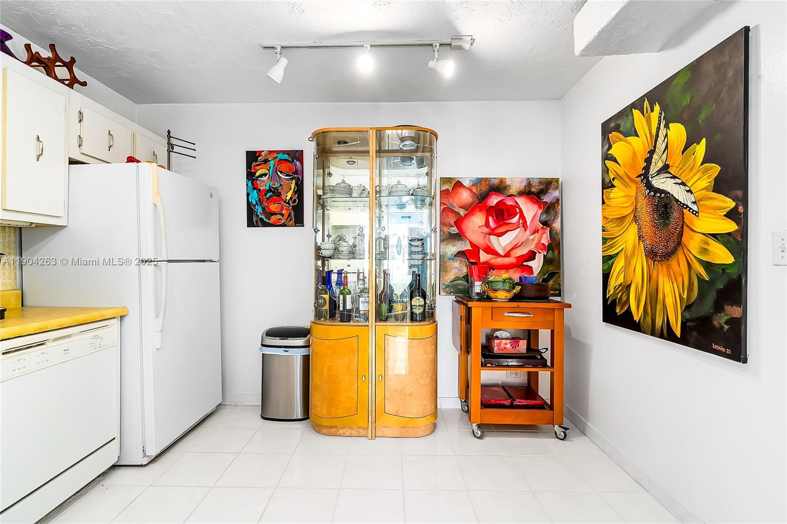 See details 2208 2 / 2 1233 sq. ft. $ 2025-10-28 0 Photo