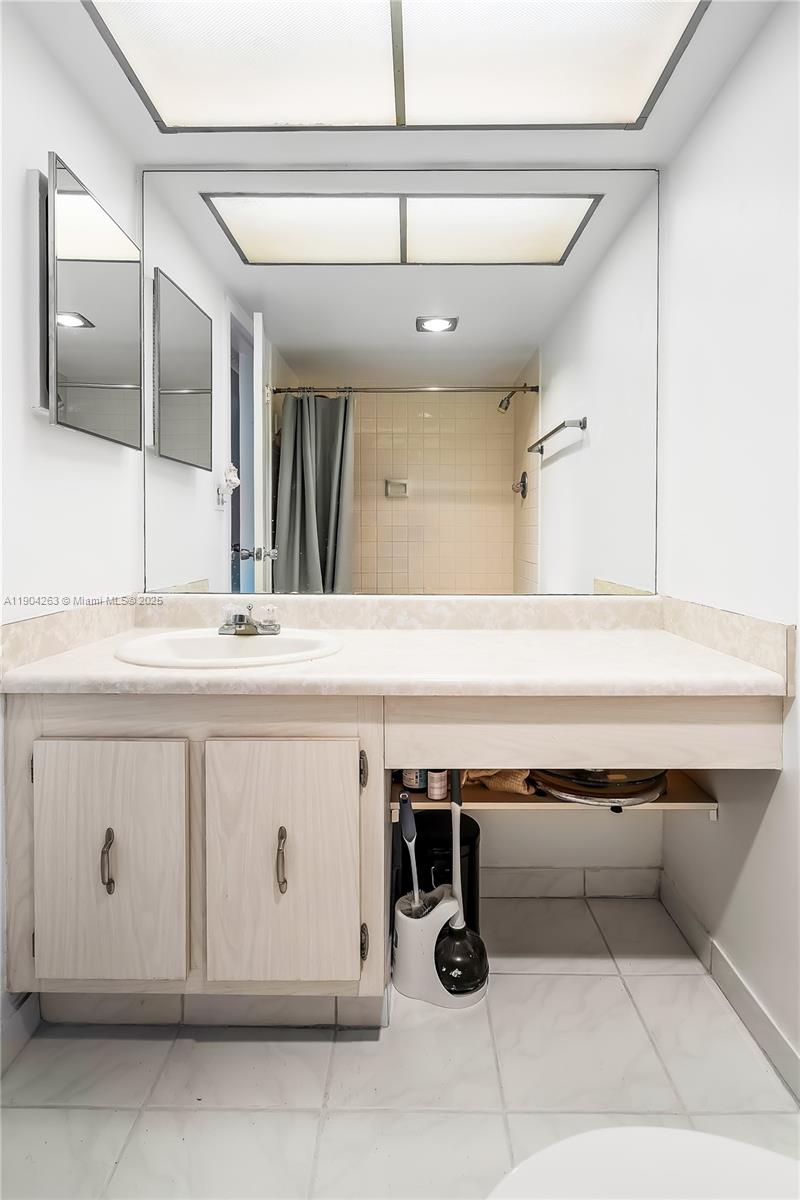 See details 2208 2 / 2 1233 sq. ft. $ 2025-10-28 0 Photo