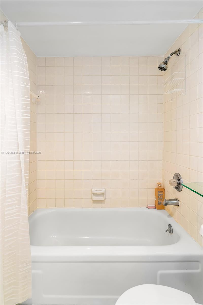 See details 2208 2 / 2 1233 sq. ft. $ 2025-10-28 0 Photo