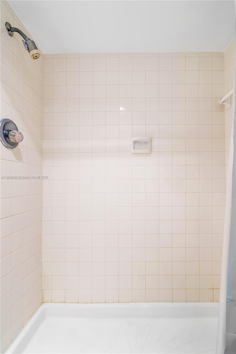 See details 2208 2 / 2 1233 sq. ft. $ 2025-10-28 0 Photo