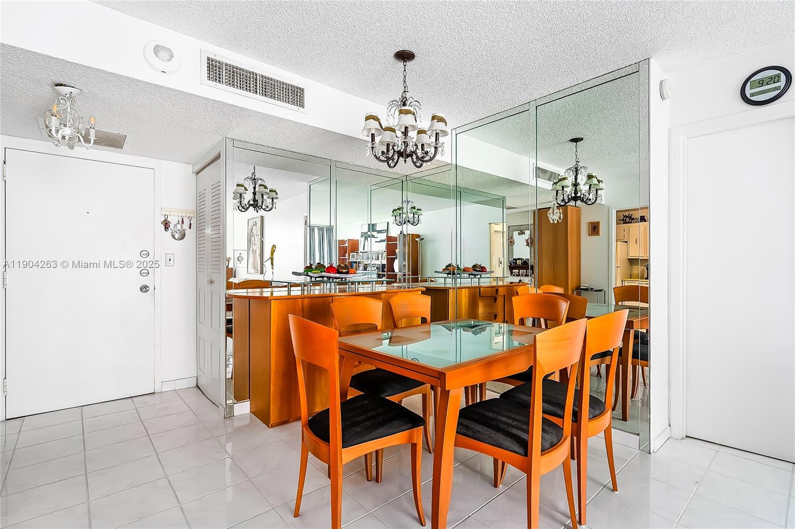 See details 2208 2 / 2 1233 sq. ft. $ 2025-10-28 0 Photo