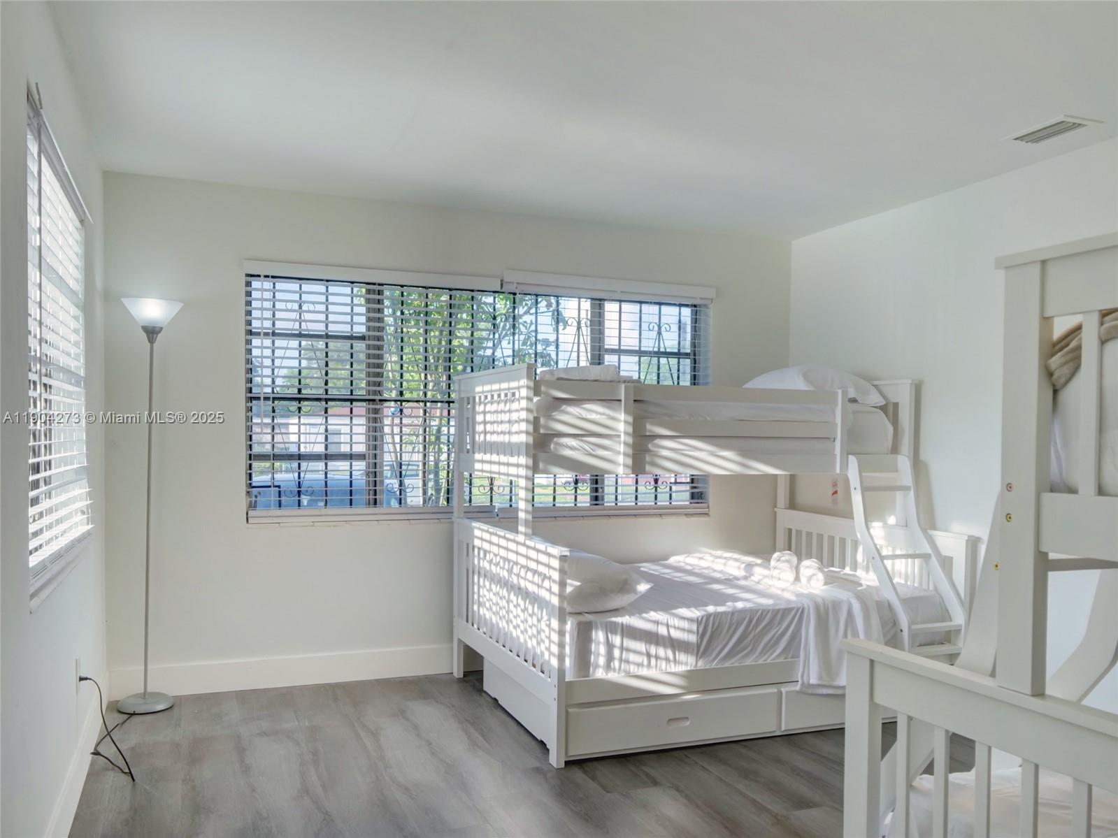 See details 1845 4 / 2 1563 sq. ft. $ 2025-10-28 0 Photo