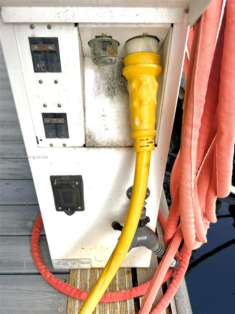   /   sq. ft. $ 2025-10-28 0 foto