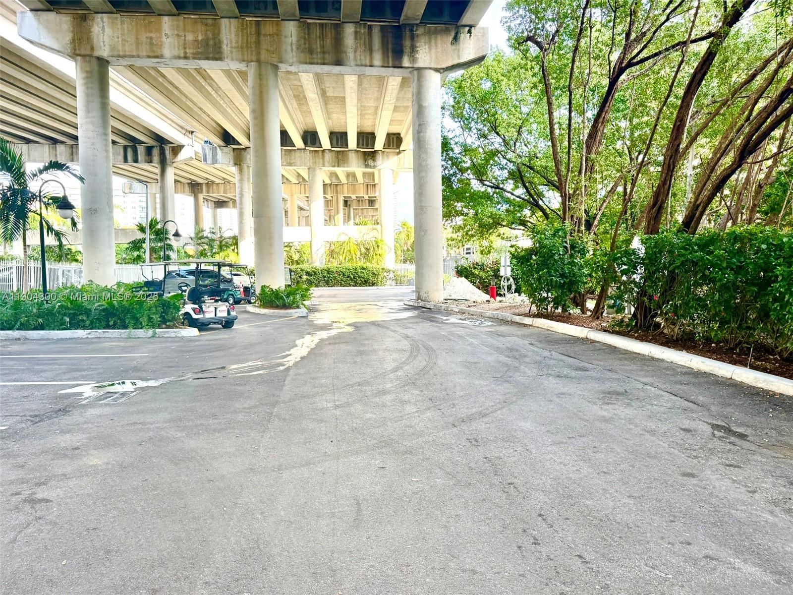   /   sq. ft. $ 2025-10-28 0 foto