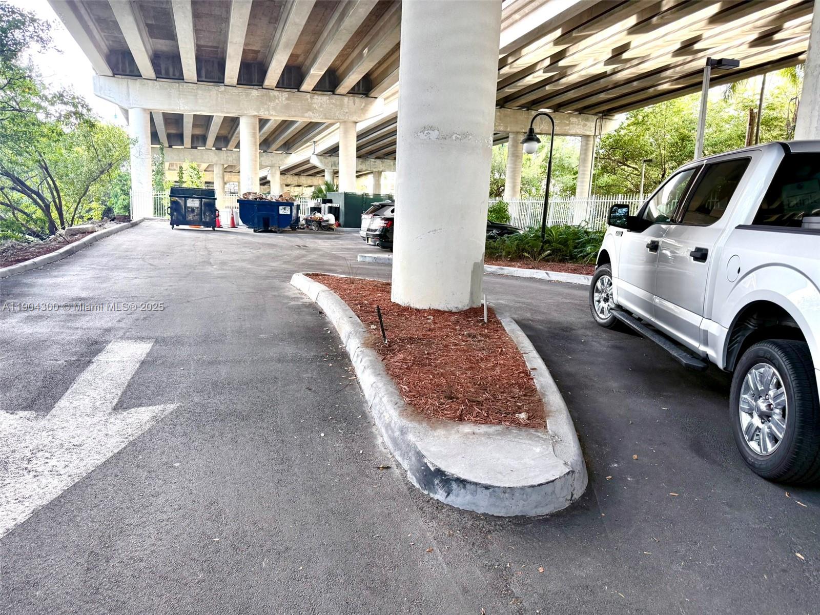   /   sq. ft. $ 2025-10-28 0 foto