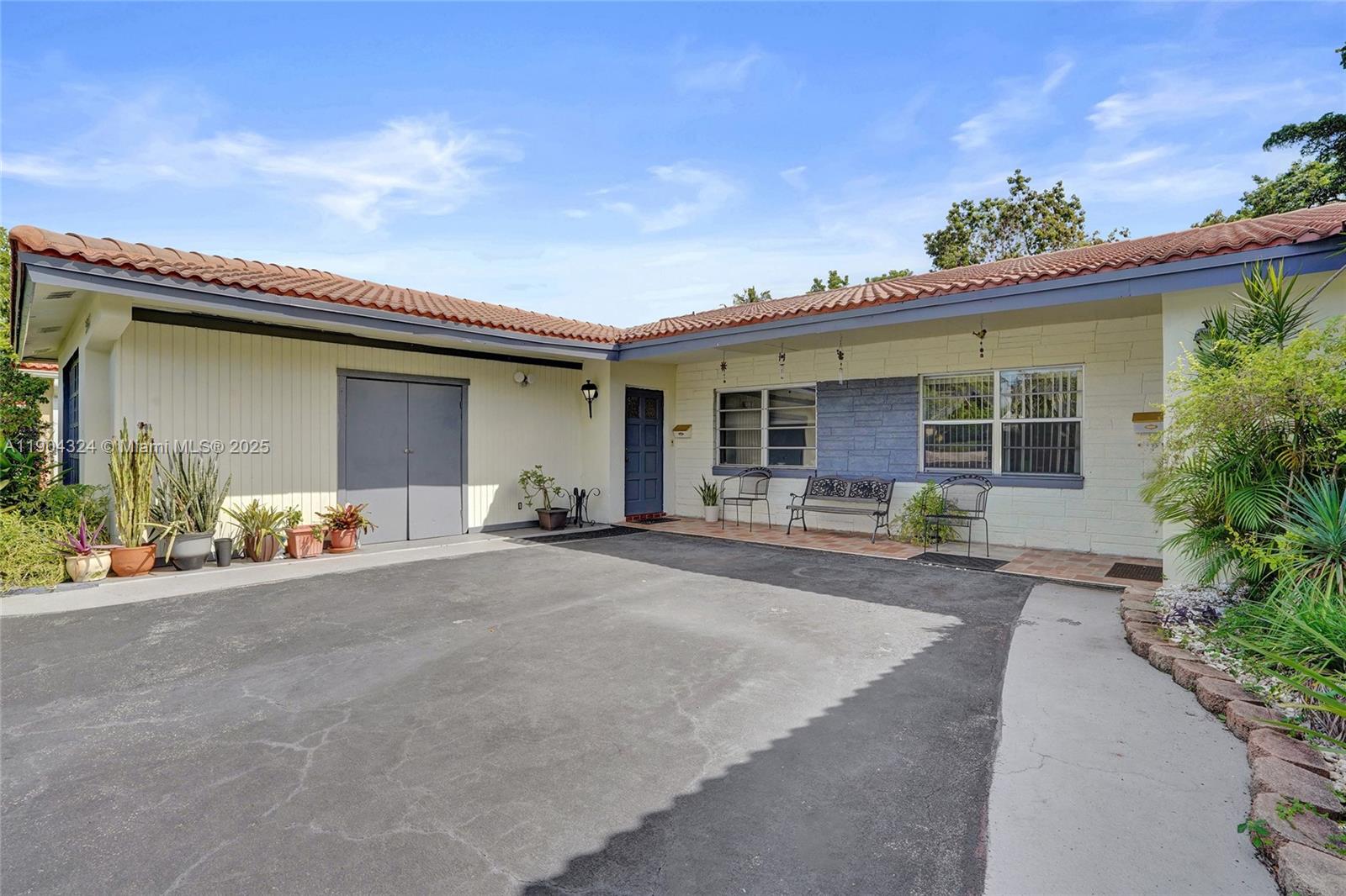 See details / 3956 sq. ft. $ 2025-10-28 0 Photo