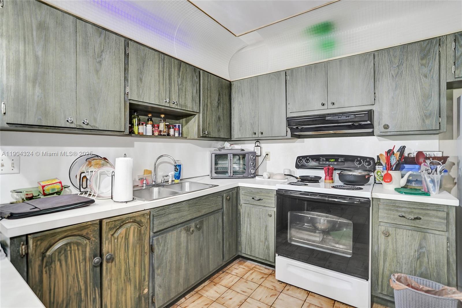 See details / 3956 sq. ft. $ 2025-10-28 0 Photo