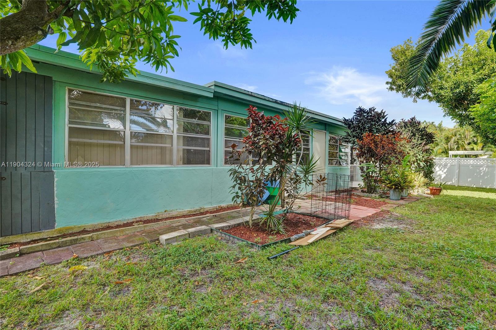 See details / 3956 sq. ft. $ 2025-10-28 0 Photo