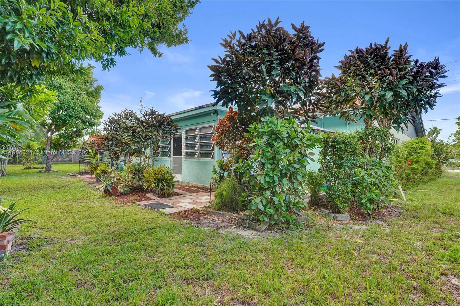 See details / 3956 sq. ft. $ 2025-10-28 0 Photo