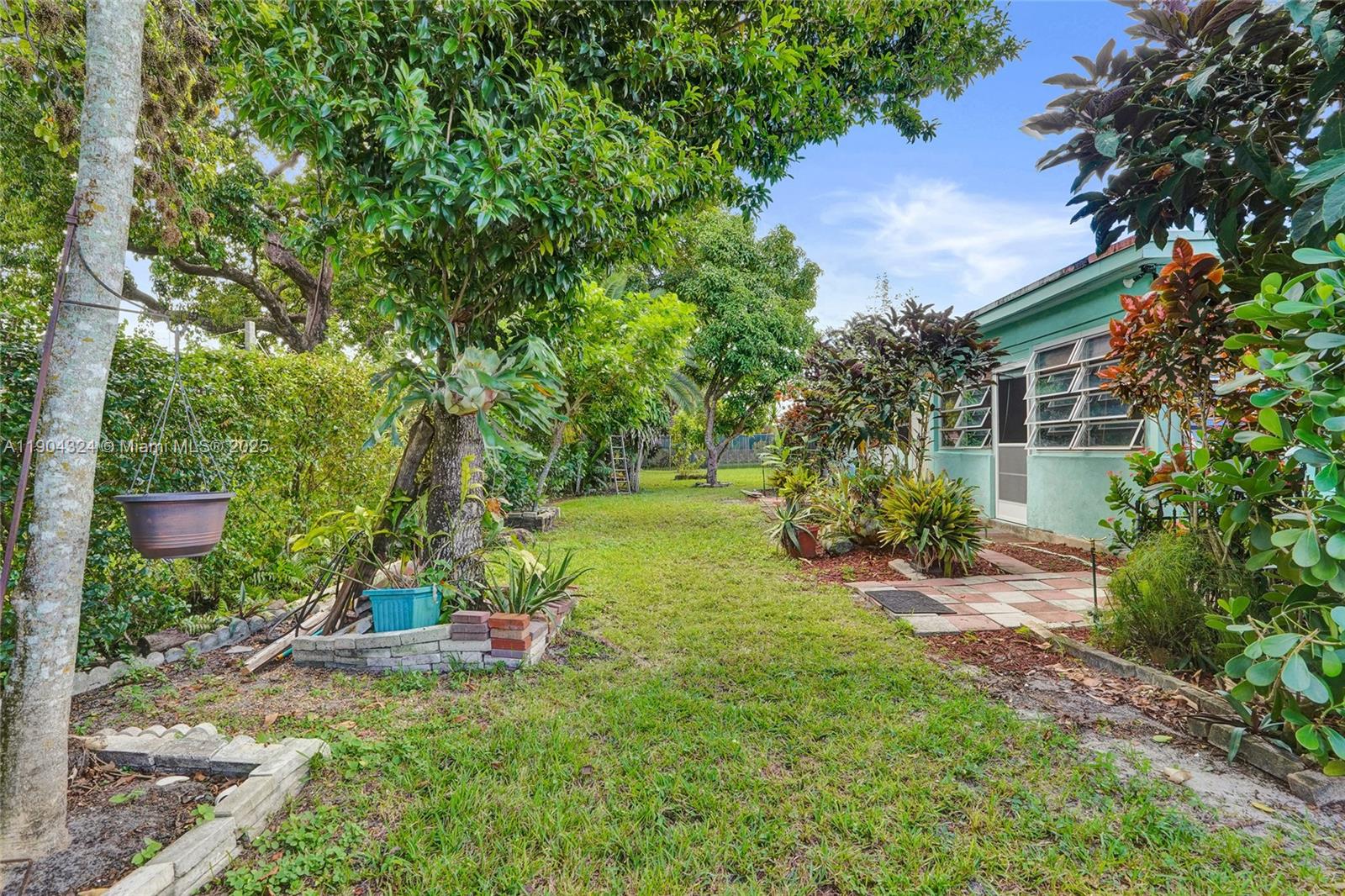 See details / 3956 sq. ft. $ 2025-10-28 0 Photo