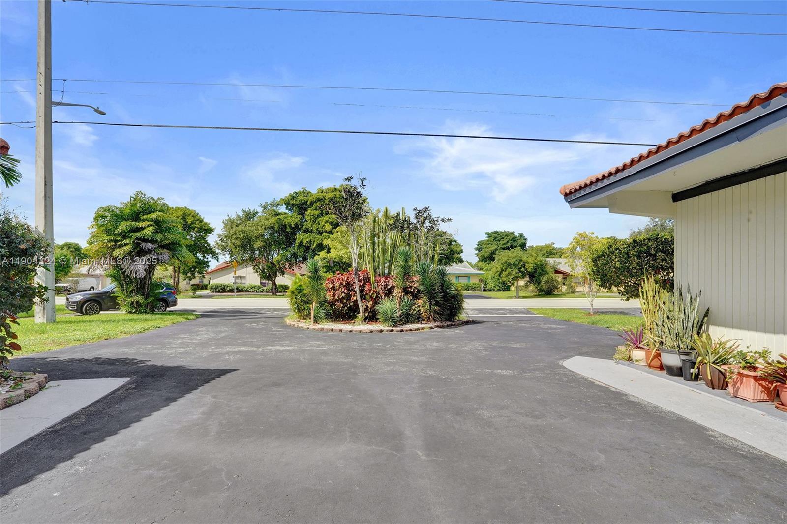 See details / 3956 sq. ft. $ 2025-10-28 0 Photo