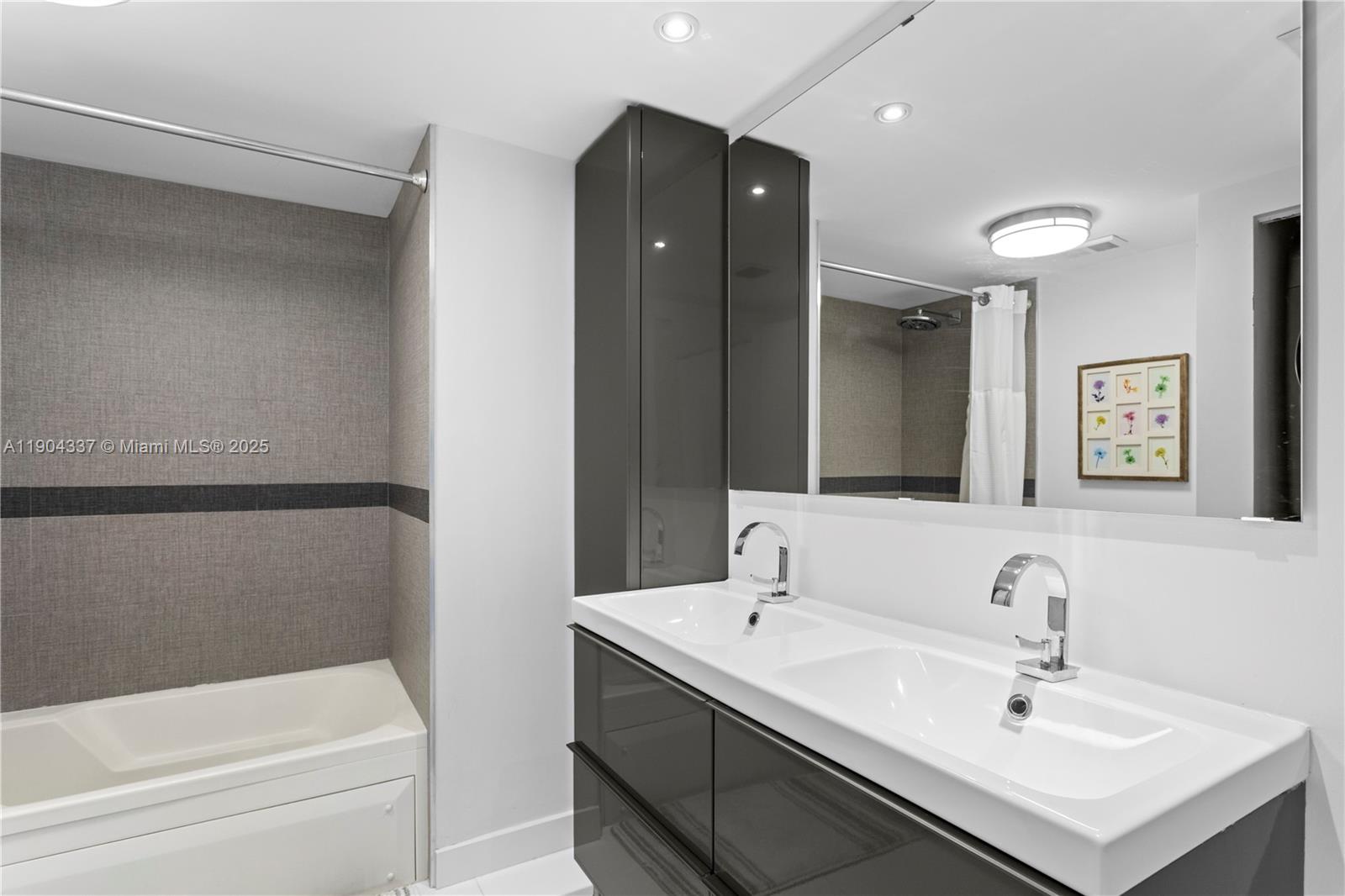 See details 812 2 / 2 1350 sq. ft. $ 2025-10-28 0 Photo