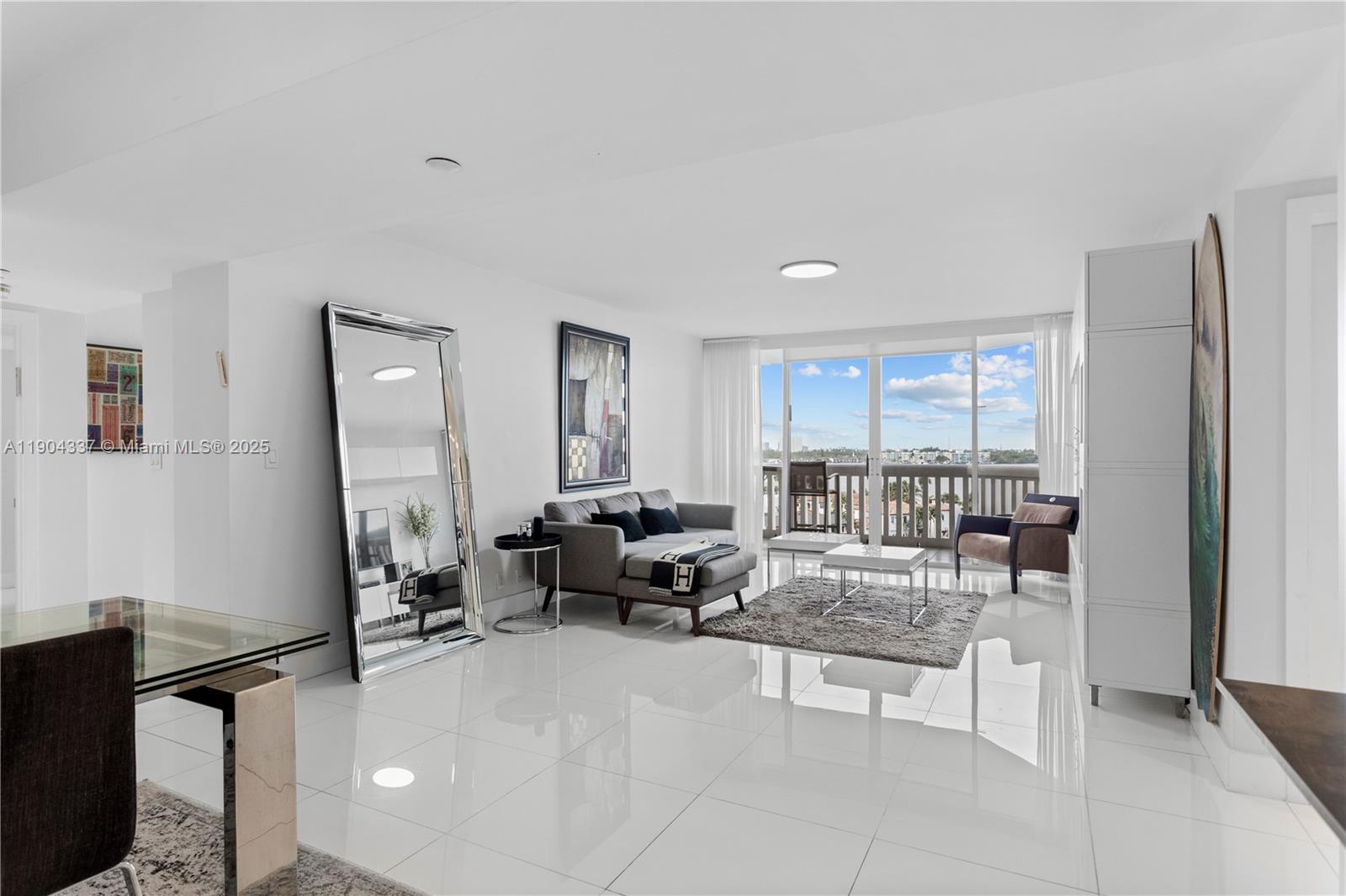 See details 812 2 / 2 1350 sq. ft. $ 2025-10-28 0 Photo