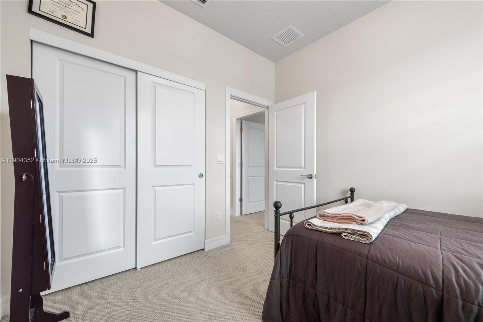 Ver detalles 1030 3 / 3 1421 sq. ft. $ 2025-10-28 0 foto