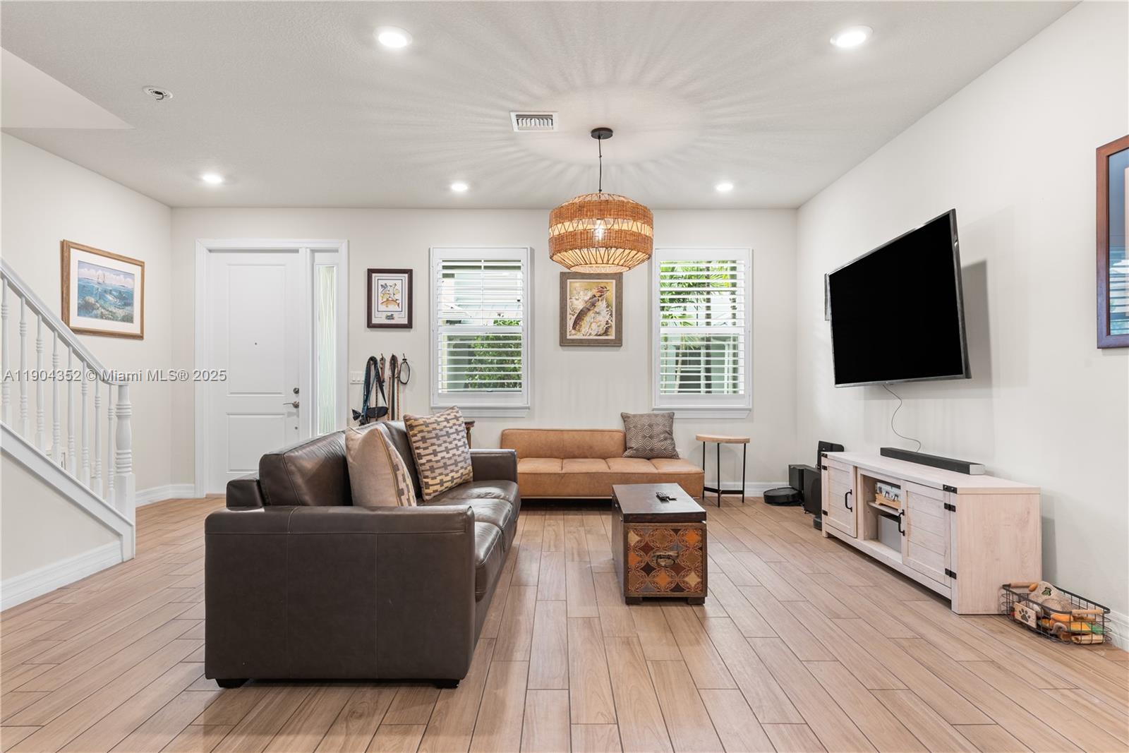 Ver detalles 1030 3 / 3 1421 sq. ft. $ 2025-10-28 0 foto