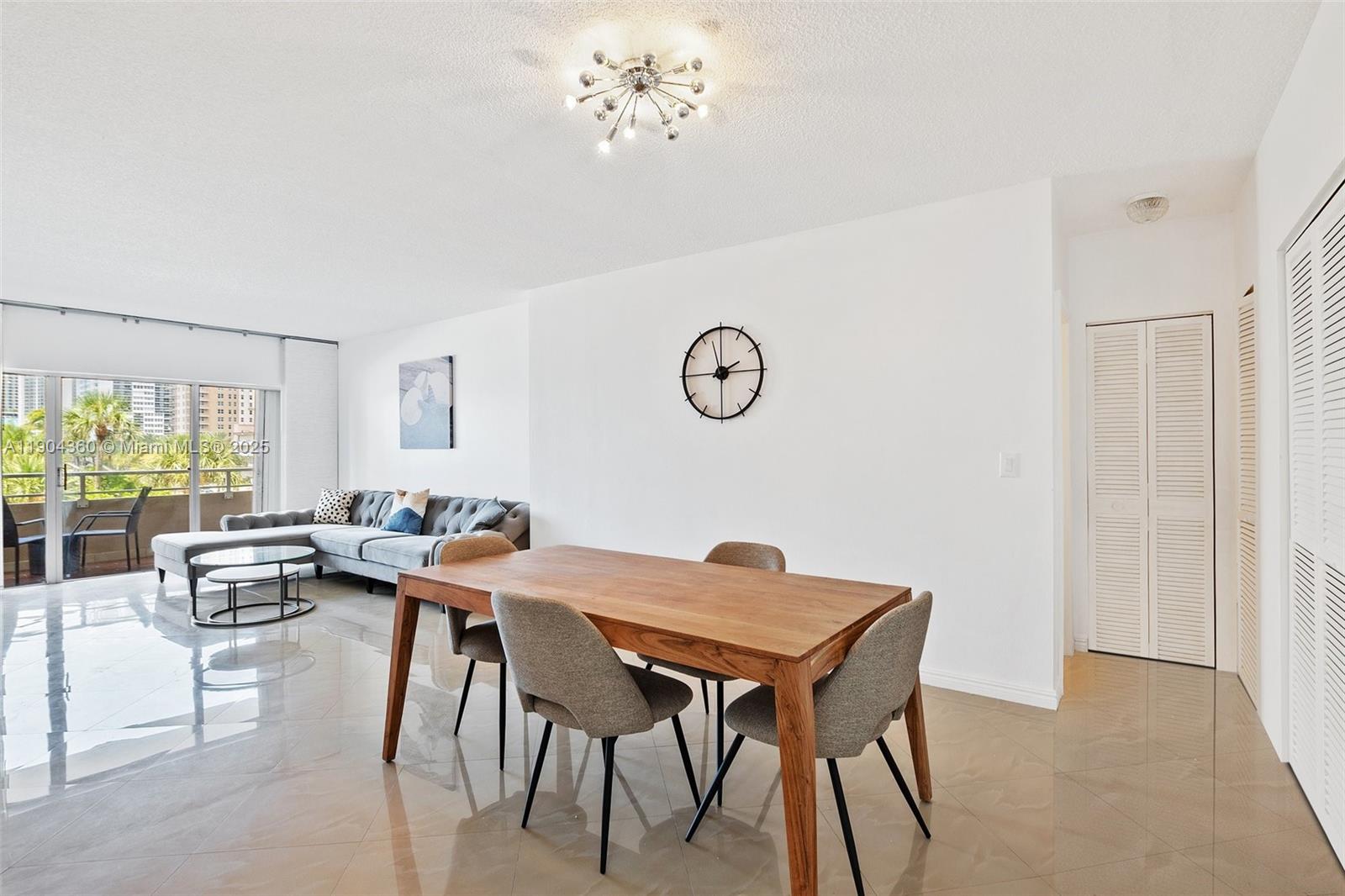 2M 1 / 2 870 sq. ft. $ 2025-10-28 0 Photo