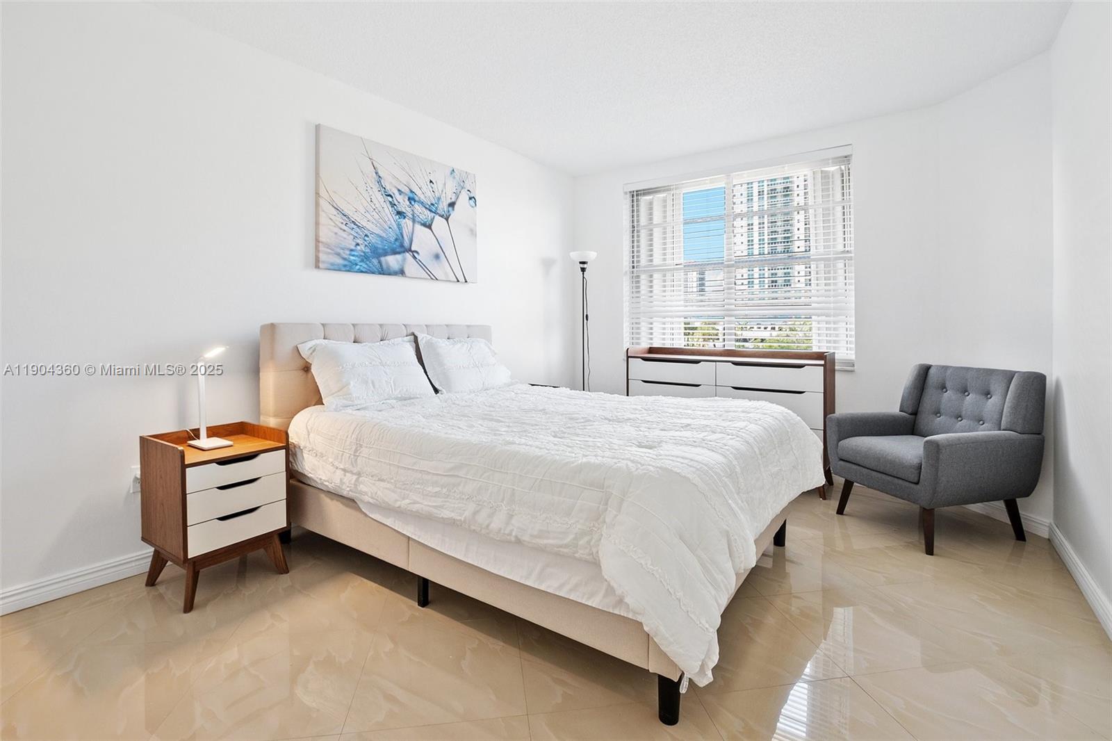 2M 1 / 2 870 sq. ft. $ 2025-10-28 0 Photo