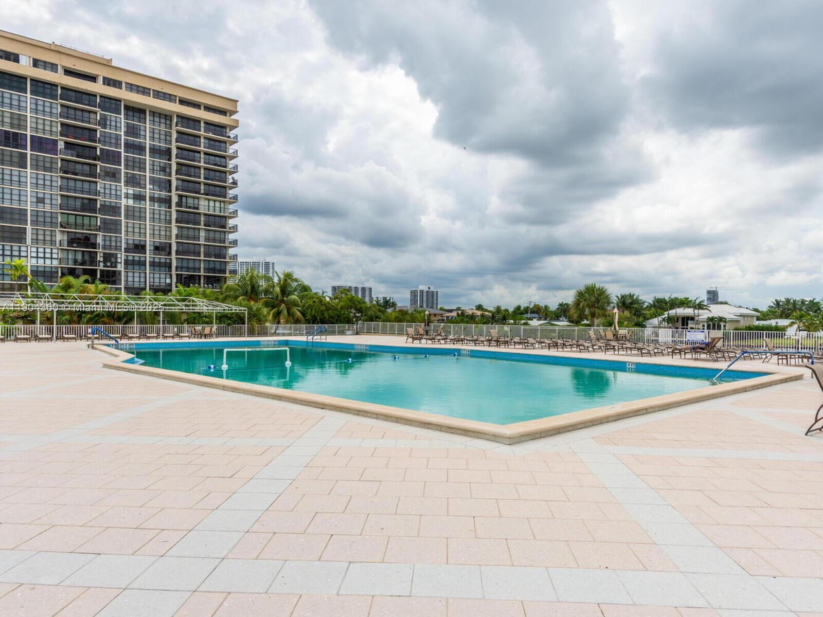 2M 1 / 2 870 sq. ft. $ 2025-10-28 0 Photo