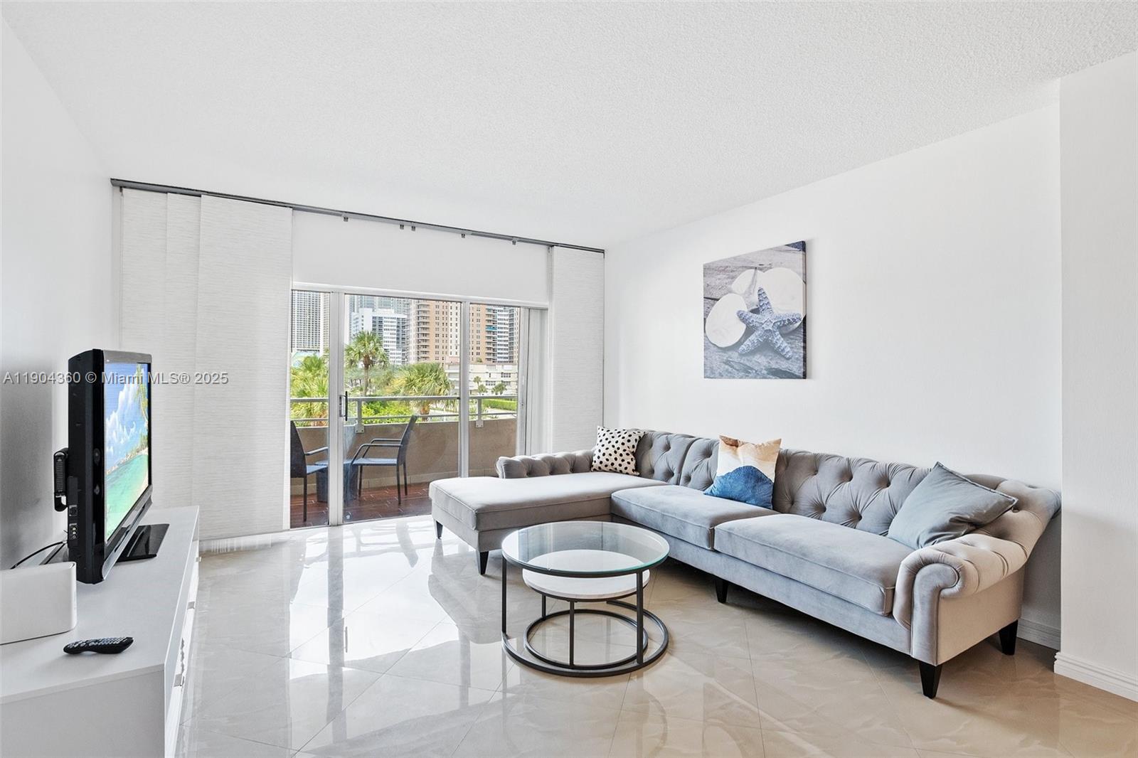 2M 1 / 2 870 sq. ft. $ 2025-10-28 0 Photo