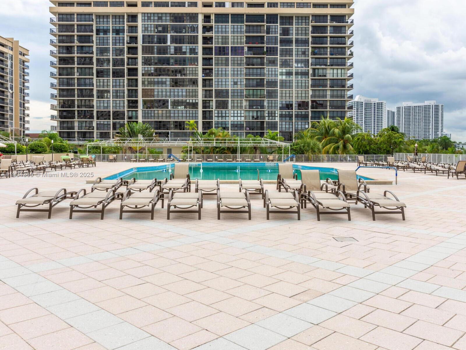 2M 1 / 2 870 sq. ft. $ 2025-10-28 0 Photo