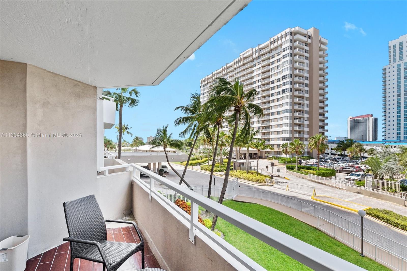 2M 1 / 2 870 sq. ft. $ 2025-10-28 0 Photo