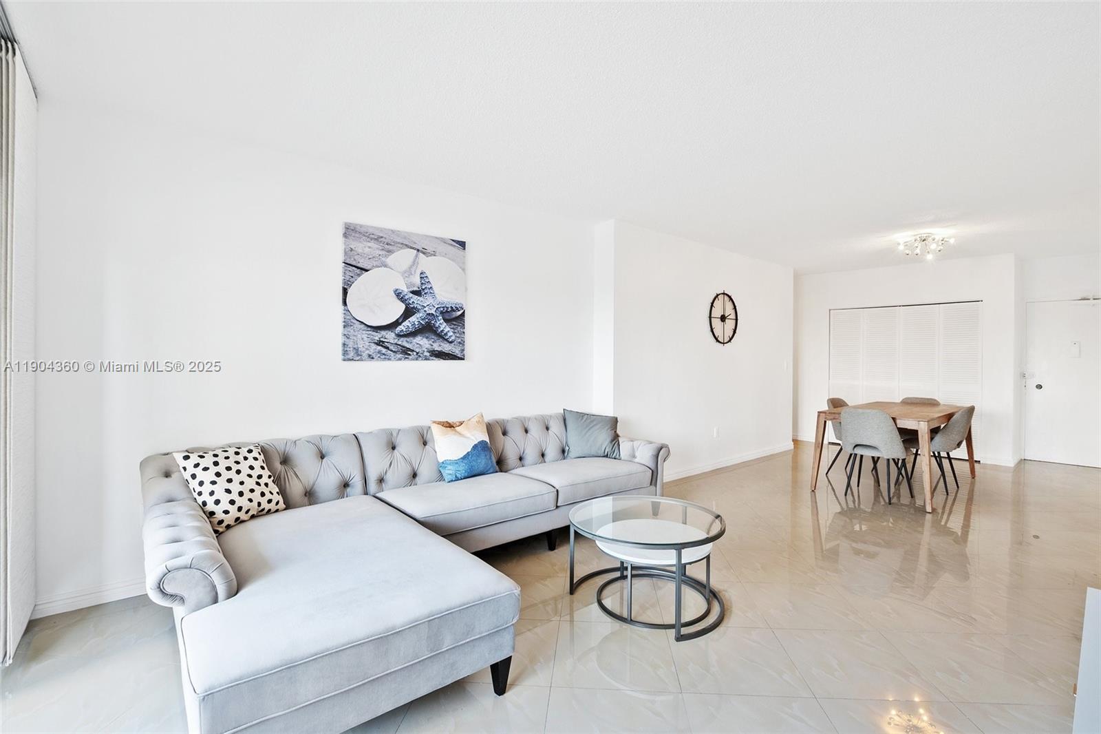 2M 1 / 2 870 sq. ft. $ 2025-10-28 0 Photo