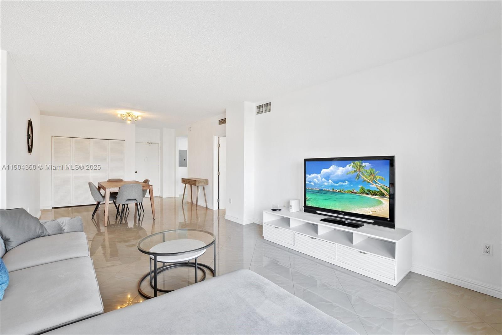 2M 1 / 2 870 sq. ft. $ 2025-10-28 0 Photo