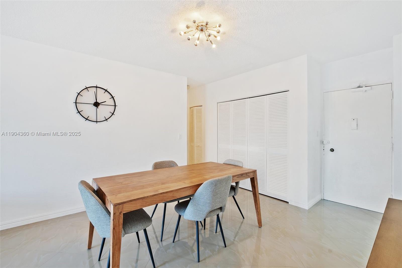 2M 1 / 2 870 sq. ft. $ 2025-10-28 0 Photo