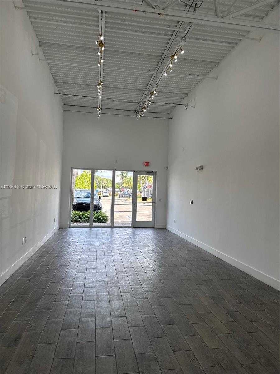 Подробнее 103 / кв.футов $ 2025-10-28 0 Фото