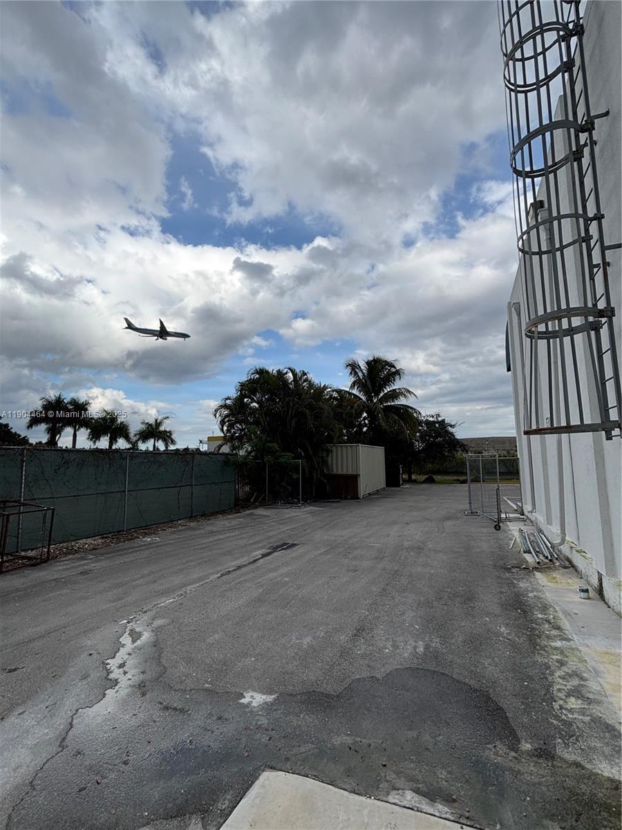 See details 6  /   sq. ft. $ 2025-10-29 0 Photo