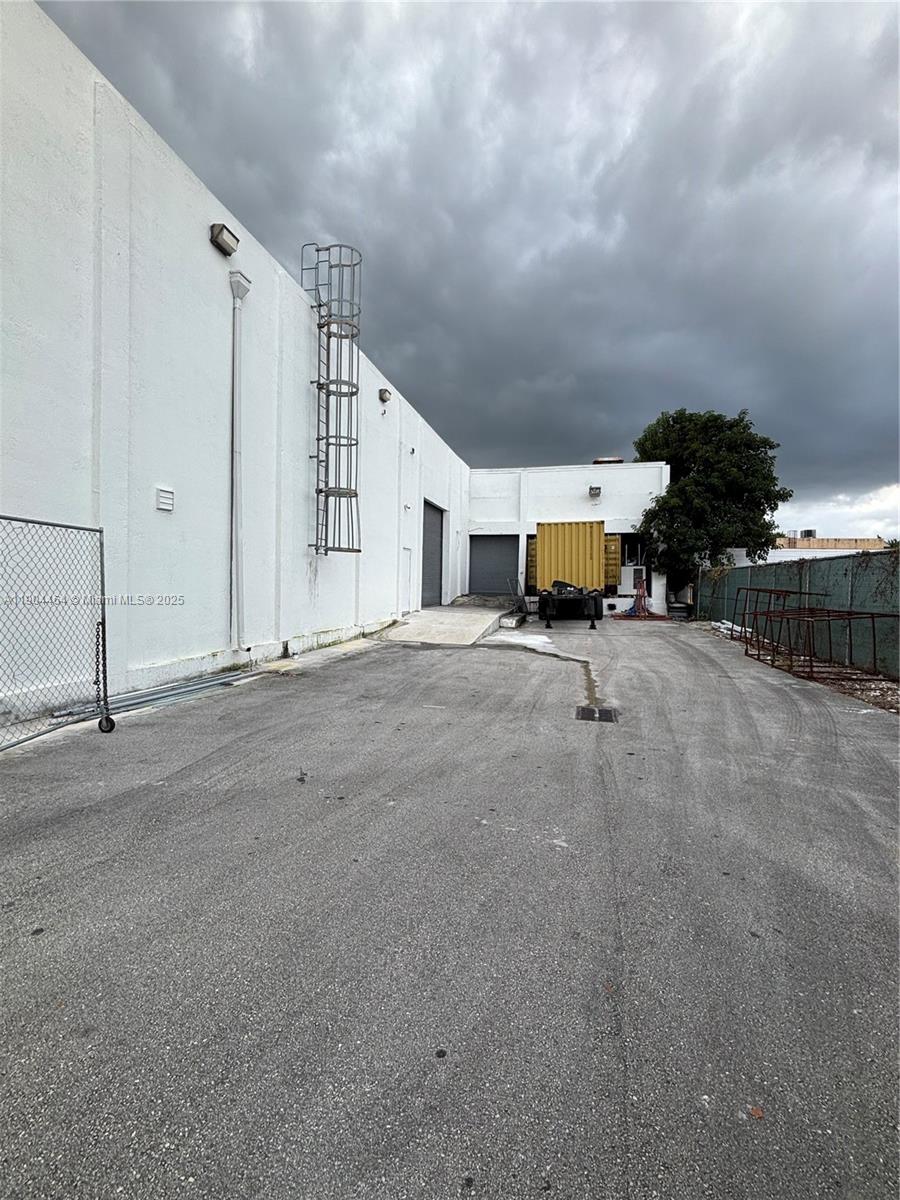 See details 6  /   sq. ft. $ 2025-10-29 0 Photo