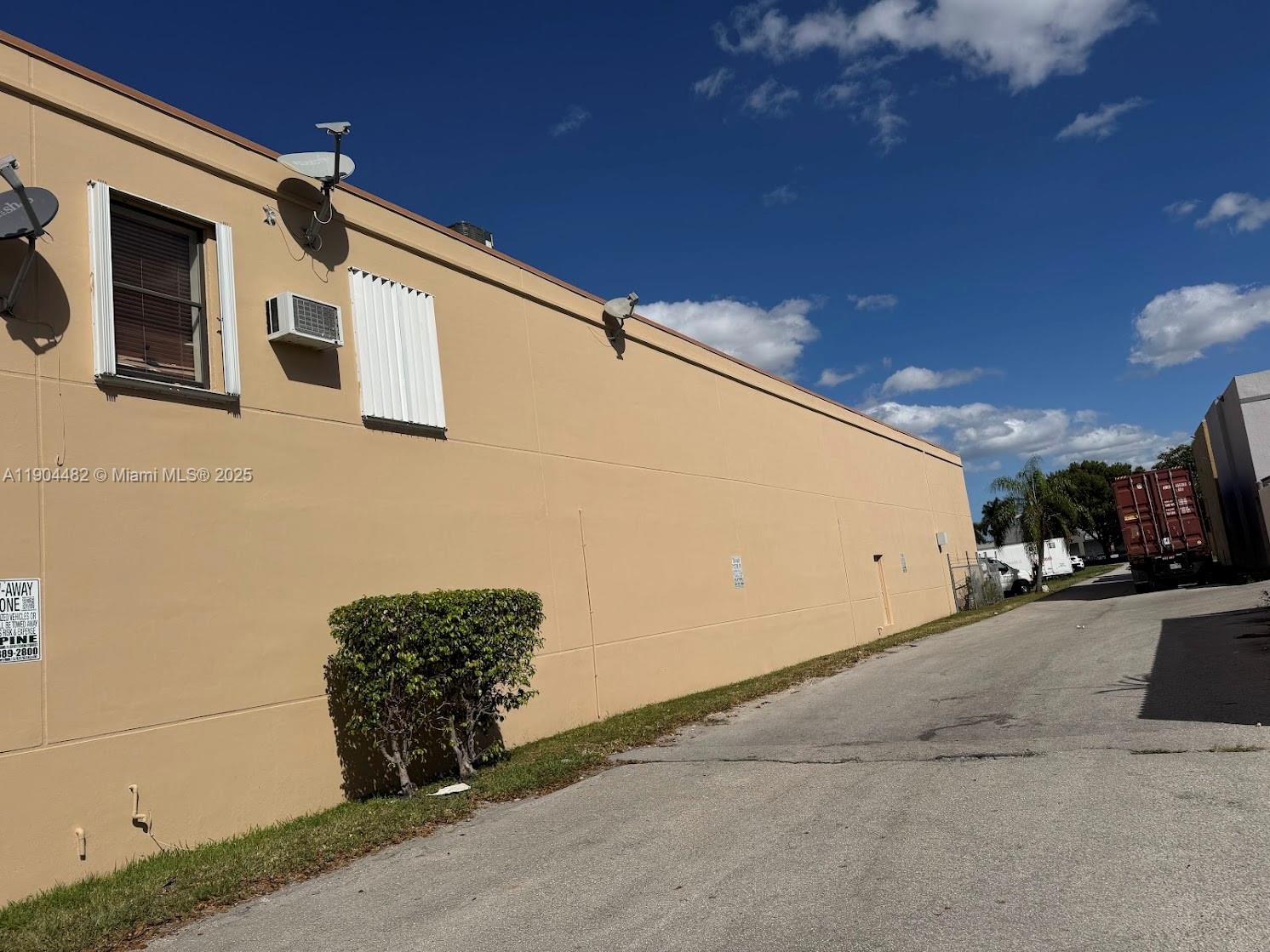 See details 302  /   sq. ft. $ 2025-10-29 0 Photo