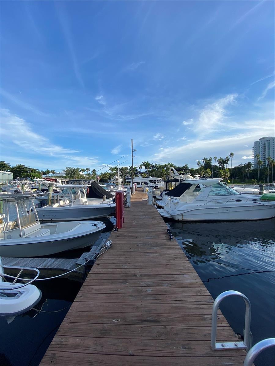   /   кв.футов $ 2025-12-13 0 Фото