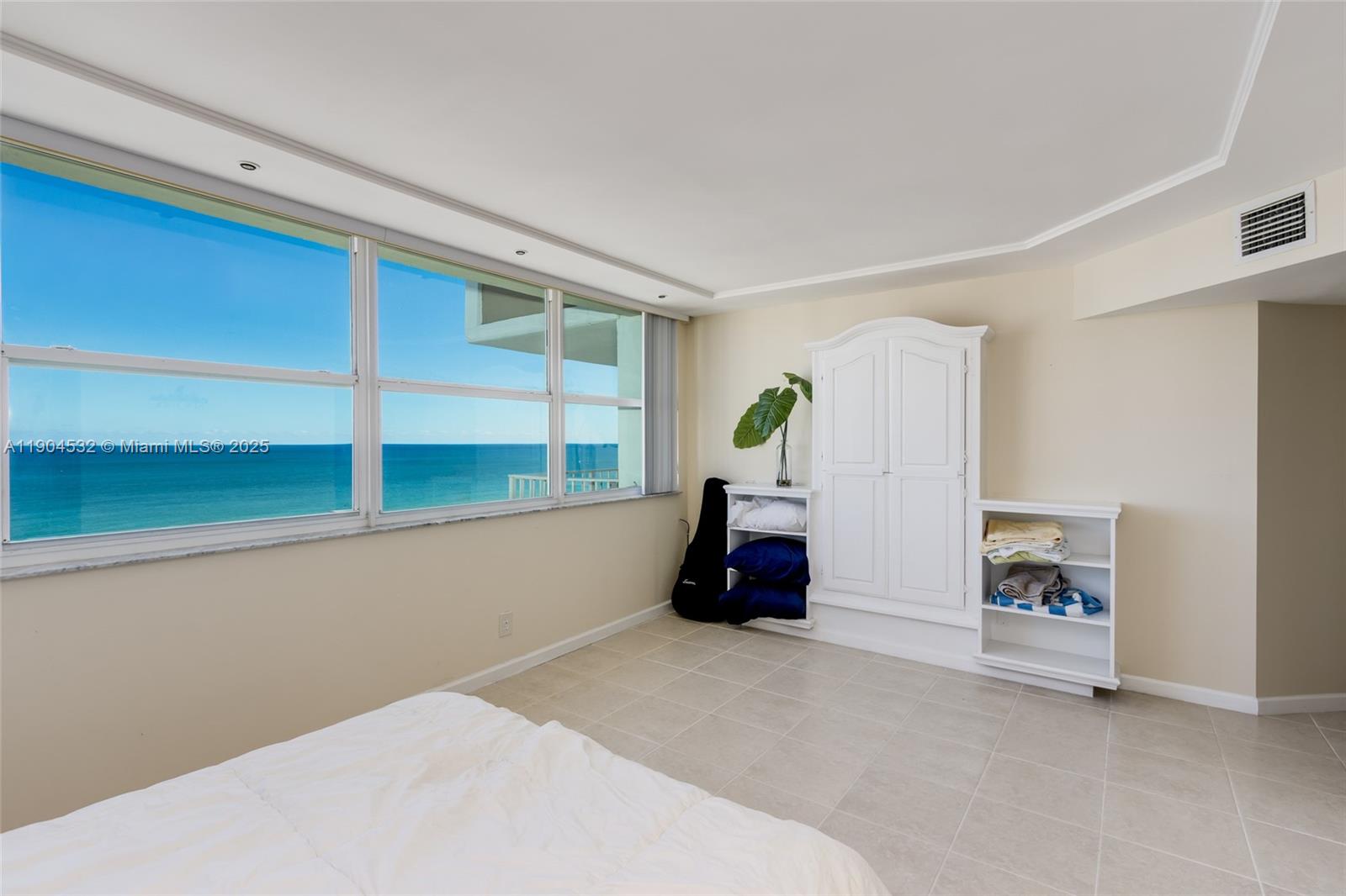 Photo of 1410 Ocean Dr  #1702, Hollywood, Florida, 33019 - 