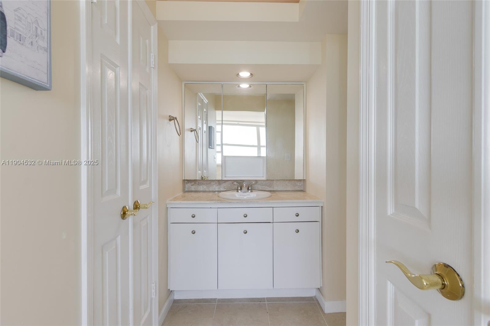 Photo of 1410 Ocean Dr  #1702, Hollywood, Florida, 33019 - 