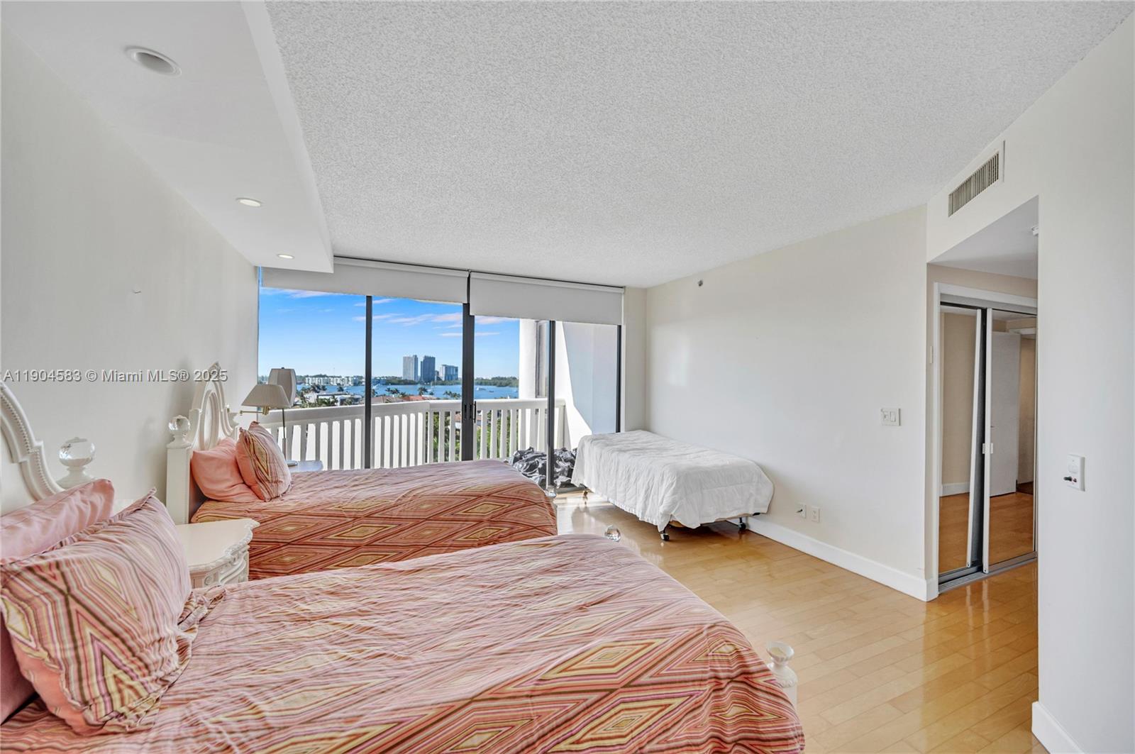 See details 806 4 / 5 4050 sq. ft. $ 2025-10-29 0 Photo