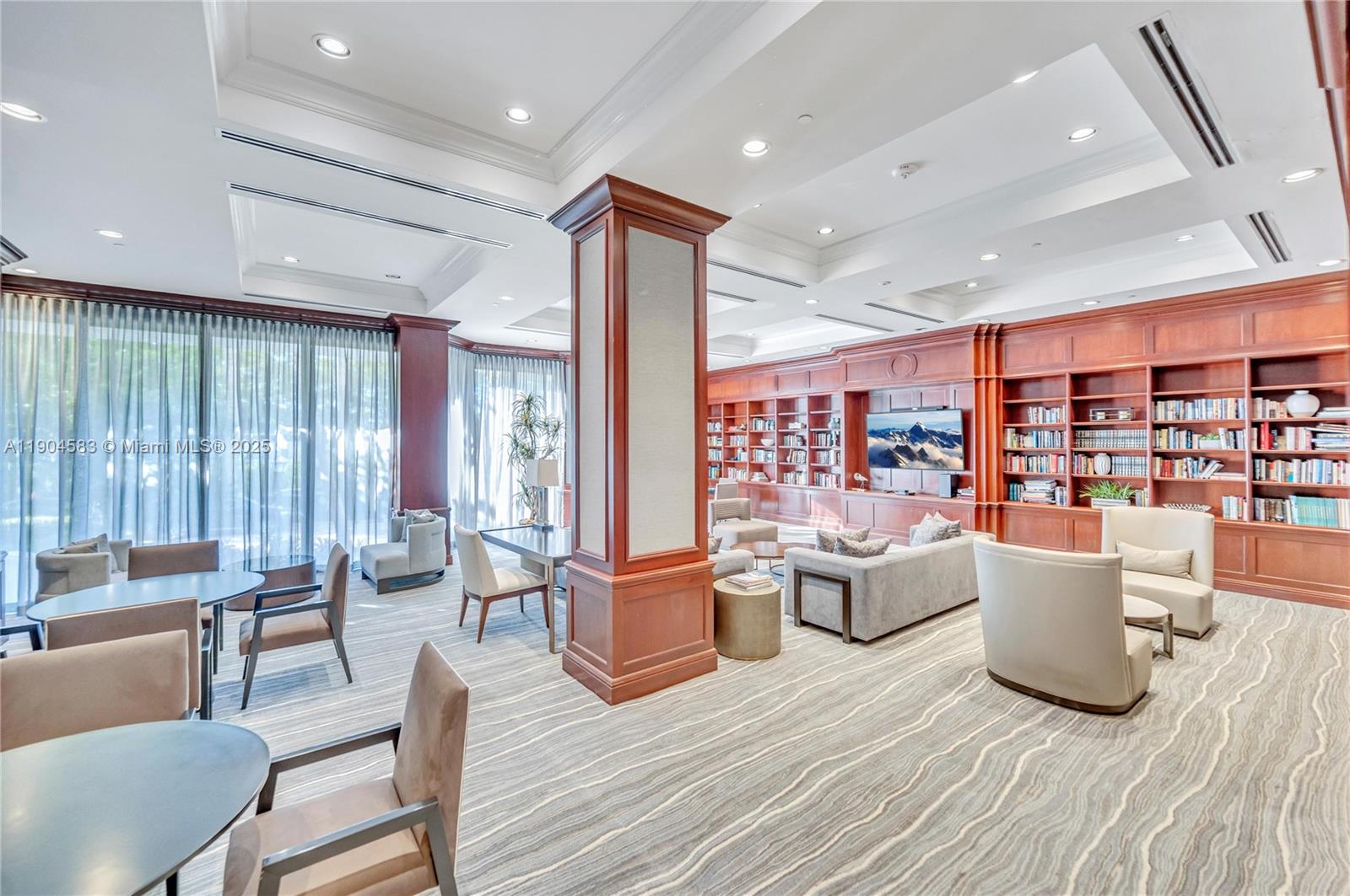 See details 806 4 / 5 4050 sq. ft. $ 2025-10-29 0 Photo